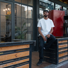 Mohammed Faroun, 26 años, comerciante afectado por órdenes de desalojo de Israel es Cisjordania ocupada, durante una entrevista con la Agencia EFE.