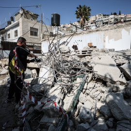 Un hombre inspecciona los daños de una casa demolida por las autoridades municipales israelíes en Jerusalén