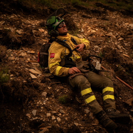 Un bombero forestal, el pasado sábado en un descanso del operativo contra el fuego en la aldea de Vilarmel, en Quiroga (Lugo).
