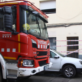 La façana de l'edifici del número 101 del carrer Mare de Déu de Lorda de Badalona amb un cotxe de Bombers