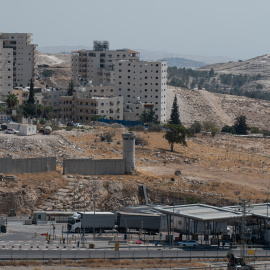 AL EIZARIYA (CISJORDANIA), 20/08/2025.- Punto de control que limita el acceso desde el sur de Cisjordania hacia Jerusalén. Cuando se cumplieron los 14 días que Israel dio a Mohammed Faroun para desmantelar la cafetería que regenta en Al Eizariya, echó un colchón en el suelo y durmió en el local, esperando la llegada de los equipos de demolición. Es uno de los miles de afectados por los planes de construcción israelíes al este de Jerusalén que romperán la continuidad entre el norte y el sur de Cisjordania y harán aún más difícil la constitución de un Estado palestino. EFE/ Magda Gibelli