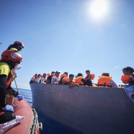 Migrantes viajando en una patera por el Mar Mediterráneo.