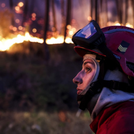 Un bombero con la mirada perdida en un incendio forestal en Pampilhosa da Serra (Portugal).