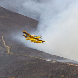 Un hidroavión en labores de extinción del incendio en los Montes de O Courel, en las inmediaciones de Cruz de Outeiro.