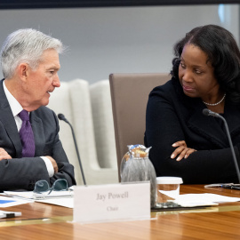 El presidente de la Reserva Federal (Fed), Jerome Powell (i), con la gobernadora Lisa Cook (d), en un acto en la sede del banco central estadounidense, en Washington DC.