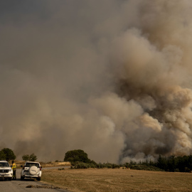 Labores de extinción en el nuevo incendio declarado este miércoles en A Gudiña (Ourense).
