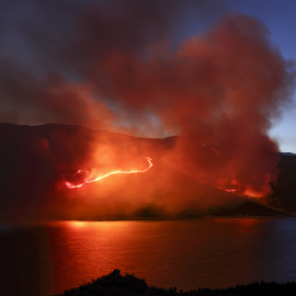 Estado de las llamas en el incendio que se originó en Chendrexa de Queixa a su llegada en la localidad de Vilariño de Coso, en Ourense.