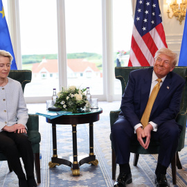La presidenta de la Comisión Europea, Ursula von der Leyen, y el presidente de EEUU, Donald Trump, el día del acuerdo arancelario entre los dos bloques, en la ciudad escocesa de Turnberry.