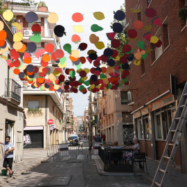 El carrer Alcolea de Baix, al barri de Sants de Barcelona, amb diversos dels guarnits col·locats a la part superior