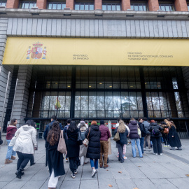 Varias personas antes de entrar a las pruebas de Formación Sanitaria, en Madrid.