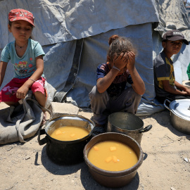 Foto de archivo de niños palestinos que reciben comida de una cocina benéfica.