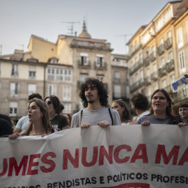 Asistentes a la concentración convocada este jueves en Ourense contra los incendios.