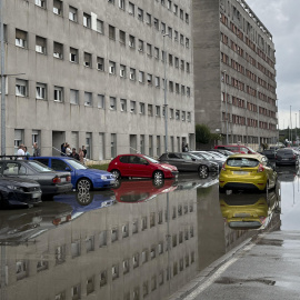 Pasadizos y carreteras anegadas e inservibles en la localidad de Maliaño, en Camargo (Cantabria), este jueves.
