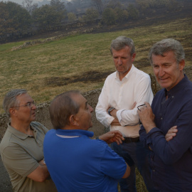 Imagen de archivo del presidente del Partido Popular, Alberto Núñez Feijóo (1d) y el presidente de la Xunta, Alfonso Rueda (2d), tras su comparecencia ante los medios de comunicación, en Chandrexa de Queixa, Ourense.