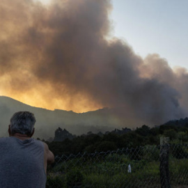 Vecinos observan el avance del fuego en Vilaboa (Pontevedra).