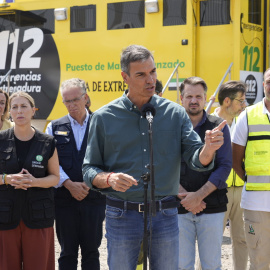El presidente del Gobierno, Pedro Sánchez, junto a la presidenta de la Junta de Extremadura, María Guardiola, visita el Puesto de Mando Avanzado de Jarillas, para conocer la evolución de los fuegos junto a los responsables de emergencia, a 18 de agosto.