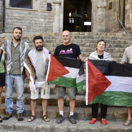 El coordinador de la Global Sumud Flotilla, Saif Abukeshek, durante una rueda de prensa, en la Plaza del Rei, en Barcelona.