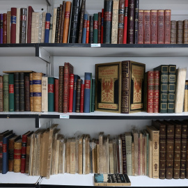 Libros en una estantería en la 47ª Feria del Libro Antiguo foto de archivo.
