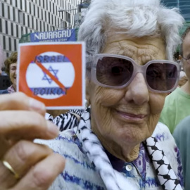 La octogenaria a la que la Policía quiso identificar por poner dos pegatinas de boicot a Israel en una manifestación.