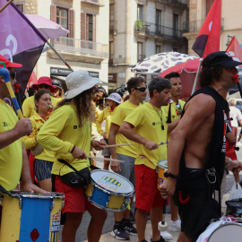 Socorristes amb xiulets i tambors protesten a la plaça de Sant Jaume de Barcelona en el 22è dia de vaga