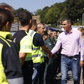 El presidente del Gobierno, Pedro Sánchez, acompañado por el presidente del Principado de Asturias, Adrián Barbón, durante una visita al Puesto de Mando Avanzado de los incendios de Somiedo y Cangas del Narcea.