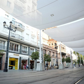 Vista de los toldos instalados en la Avenida Constitución de Sevilla.
