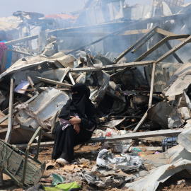Una mujer entre los escombros de un campo de desplazados en Gaza.