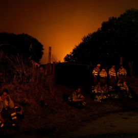 Un equipo de bomberos hace una pausa durante las operaciones para combatir un incendio forestal en Villanueva de la Sierra (Zamora).