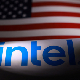 Una ilustración con la bandera de EEUU y el logo de Intel.
