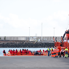 Los equipos de emergencia atienden a migrantes en Lanzarote.