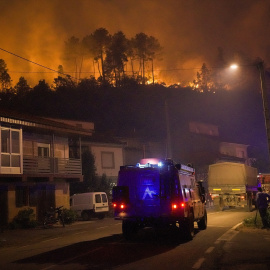 Varios camiones intentan extinguir un fuego en Ourense, Galicia.