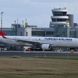 Vista de un avión de Turkish Airlines foto de archivo.