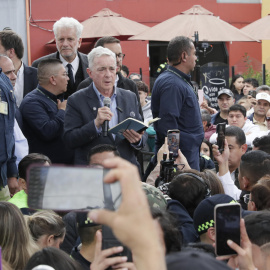 El expresidente de Colombia Álvaro Uribe habla frente a simpatizantes durante un evento este sábado, en Bogotá (Colombia).