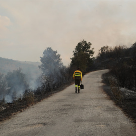Voluntarios y profesionales se enfrentan a las llamas de un incendio en Molinaseca (Ponferrada).