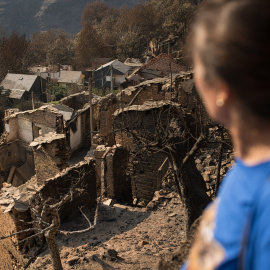 Imagen de archivo de los vecinos de San Vicente de Leira recorriendo el pueblo devastado por los incendios en señal de protesta.