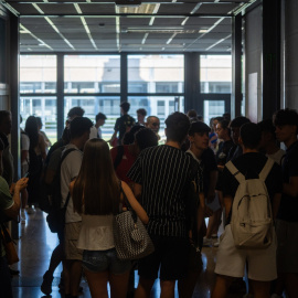 Foto de archivo de estudiantes de bachillerato esperando  para hacer un examen durante la convocatoria extraordinaria de EBAU, en la Universidad Politécnica de Valencia.
