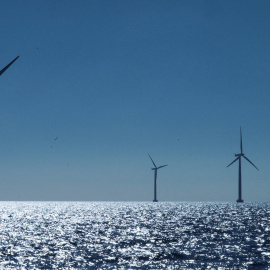 Una vista de las turbinas en el parque eólico marino de Orsted, cerca de Nysted.
