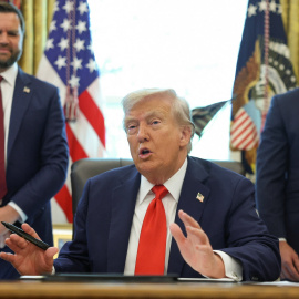 El presidente de EEUU, Donald Trump, flanqueado por el vicepresidente JD Vance y el secretario de Defensa, Pete Hegseth, habla a los periodistas tras la firma de nuevas órdenes ejecutivas en el Despacho Oval de la Casa Blanca.