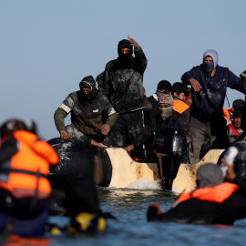 Migrantes intentan cruzar el Canal de la Mancha desde el norte de Francia