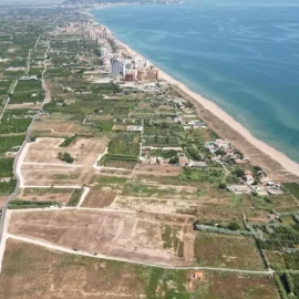 El Sector 17 de Tavernes de la Valldigna, en primer plano, con la playa urbanizada al fondo.