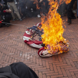 Quema de una bandera estadounidense en Washington durante una manifestación contra una visita del primer ministro israelí, Benjamin Netanyahu.