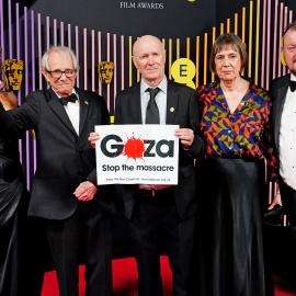 Foto de archivo del guionista Paul Laverty, con un cartel contra el genocidio en Gaza, junto a la actriz inglesa Claire Rodgerson, el director de cine británico Ken Loach, la productora cinematográfica Rebecca O'Brien y Dave Turner, en la 77.ª edición de los Premios BAFTA.