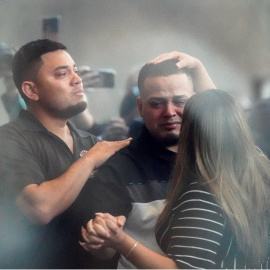 Kilmar Abrego García toma de la mano a su esposa, Jennifer Vásquez Sura, mientras se presenta a un registro en la oficina de campo de ICE en Baltimore, tres días después de su liberación de la custodia penal en Tennessee, en Baltimore (Maryland, EEUU).