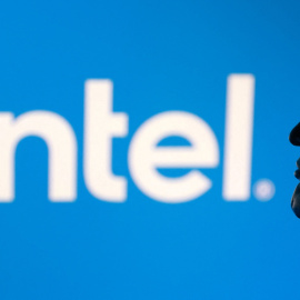 Una imagen de Donald Trump impresa en 3D junto al logo de la empresa de semiconductores Intel.