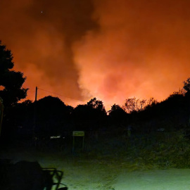 Un camión de bomberos de la Diputación durante los trabajos nocturnos de lucha contra el fuego y defensa de poblaciones en el incendio de Porto (Zamora).