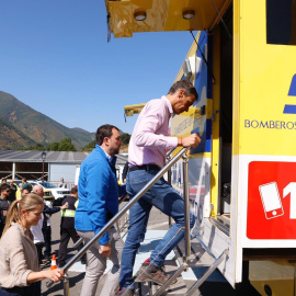 El presidente del Gobierno, Pedro Sánchez, acompañado por el presidente del Principado de Asturias, Adrián Barbón, durante una visita al Puesto de Mando Avanzado de los incendios de Somiedo y Cangas del Narcea, a 22 de agosto