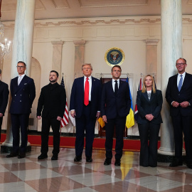 Imagen de archivo de Ursula von der Leyen, Keir Starmer, Alexander Stubb, Volodymyr Zelensky, Donald Trump, Emmanuel Macron,  Giorgia Meloni, Friedrich Merz y Mark Rutte, en el Cross Hall de la Casa Blanca.