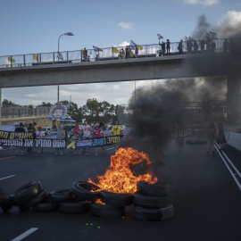 Manifestantes israelíes bloquean la principal carretera del centro de Israel exigiendo la liberación inmediata de los rehenes y el fin de la guerra.26/8/2025 ONLY FOR USE IN SPAIN