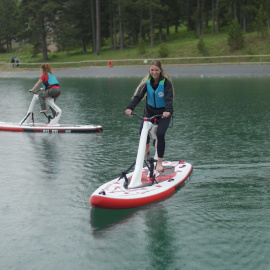 Visitants practicant el ciclisme aquàtic al Llac de La Molina