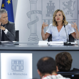 El ministro del Interior mira a la portavoz y ministra de Educación, Formación Profesional y Deportes, Pilar Alegría.